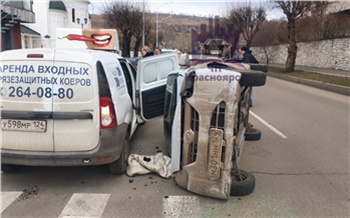 В центре Красноярска водитель «Жигулей» устроил аварию с «перевёртышем»