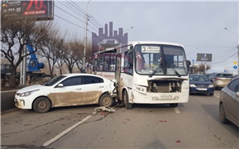 Автобус и иномарка столкнулись на красноярском Коммунальном мосту и перекрыли две полосы из трех