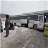 Двое человек пострадали при столкновении рейсового автобуса с КамАЗом в Красноярском крае 