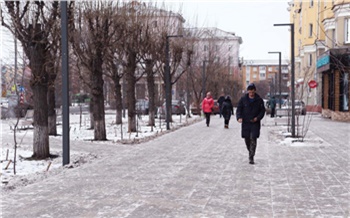 В Красноярске окончили благоустройство променада на Красрабе. Его украсят световыми деревьями