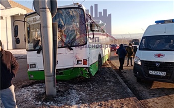 «Три скорых и пробка»: на Октябрьском мосту такси подрезало автобус и он врезался в столб