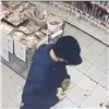 Житель Железногорска похитил из магазина 17 банок красной икры и попал на видео
