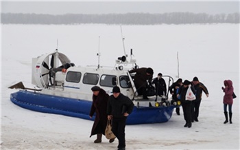 На Ангаре лед повредил судно на воздушной подушке с пассажирами. Пришлось дрейфовать 10 км в ожидании помощи