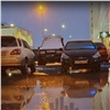 В Белых Росах из-за поврежденного трубопровода затопило парковку (видео)