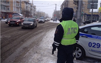 «Даже хорошо знакомая дорога может преподнести сюрприз»: ГИБДД Красноярска просит автомобилистов на зиму перестроить манеру вождения