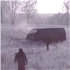 Житель Иланского угнал микроавтобус знакомого: у машины лопнуло колесо и она застряла посреди поля (видео)