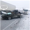 В Красноярском крае Honda Fit превратилась в груду железа после столкновения с КамАЗом. Водитель выжил