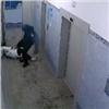 В «Белых росах» мужчина зашел за молодой женщиной в подъезд и жестоко избил ее (видео)