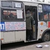 В Хакасии водитель и кондуктор маршрутки напали на проверяющего масочный режим чиновника