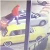 В Красноярске полиция разыскивает трех мужчин за «прогулку» по чужой машине (видео)