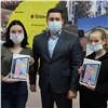 Шарыповским школьницам подарили планшеты за пошив дизайнерских масок