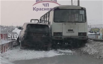 В Красноярске водитель Land Rover не заметил сужения дороги, столкнулся с автобусом и на час перегородил дорогу