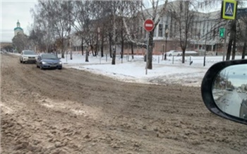 «Глаз радуется от чудовищной красоты»: в Красноярске улицы залили противогололедным реагентом