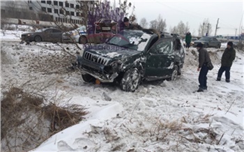 В Красноярске внедорожник вылетел с дороги и лег на бок в глубокую яму