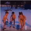 В красноярском садике дети в Крещение облились водой на улице (видео)