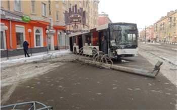 «Снесли столб и забор»: на Красрабе случилось крупное ДТП с автобусом