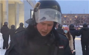 В Красноярске ищут участника митинга, который брызнул полицейскому в лицо из перцового баллончика