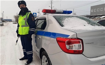 Водителю «Лада Гранта» стало плохо за рулем на трассе в Красноярском крае. Полиция с мигалкой доставила в больницу