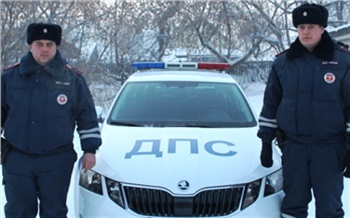 Гаишники помогли семье с младенцем в сломавшейся машине на трассе в Красноярском крае