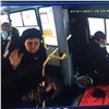 Красноярский перевозчик показал начало драки кондуктора и пассажира в автобусе (видео)