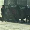 «Попал в „обесточку“»: в Красноярске пассажиры пытались дотолкать вставший троллейбус (видео)