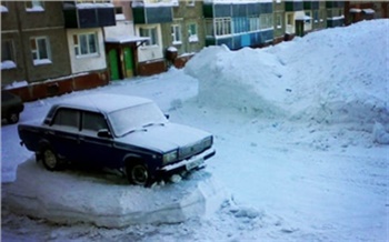 «Теперь до весны не угонят!»: в Норильске после уборки дворов автомобили очутились на снежном пьедестале