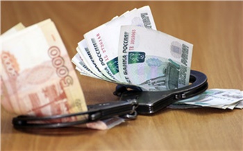 В центре Красноярска мужчина вскрыл машину автоледи и украл из нее почти 250 тысяч рублей