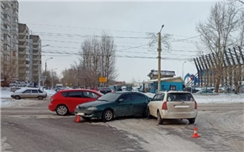 В Красноярске юная пассажирка травмировалась в мелком ДТП из-за неправильной перевозки стеклотары в салоне машины