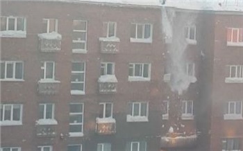«Новая технология»: в Норильске мужчина ногами чистил снег с крыши пятиэтажки