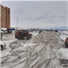 «Чтобы не размыло склон»: на улице 2-я Огородная расчистили от снега аварийную парковку (видео)