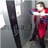 В Покровском мужчина с битой «напал» на лифтовую панель (видео)