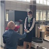 Сотруднице аэропорта Красноярска предложили «руку и сердце» во время досмотра (видео)