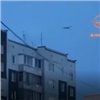 Красноярцы сняли на видео «зависший» в небе над Солнечным самолет