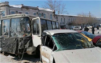 В центре Минусинска произошло массовое ДТП с участием автобуса. Есть пострадавший
