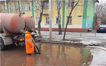 Из самых больших луж Красноярска откачали воду