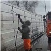 В Красноярске отмывают от грязи ограждения у дорог (видео)