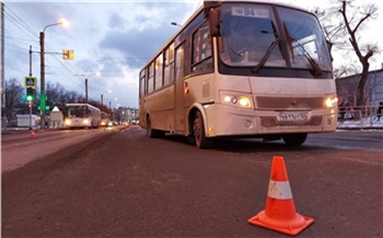 В красноярской Зеленой Роще автобус проехал на «красный» и сбил школьника