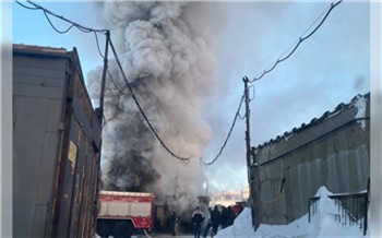 В Норильске пожарный получил травму при тушении горящих гаражей