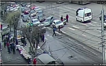 На Высотной двое парней вышли на пешеходный переход на красный сигнал светофора и избили посигналившего им водителя