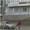 В Красноярске таксист чуть не сбил пешехода и распылил в него перцовый баллончик (видео)