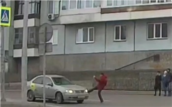 В Красноярске таксист чуть не сбил пешехода и распылил в него перцовый баллончик