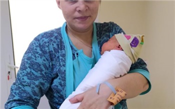 Спустя 22 года после тяжелой травмы красноярка родила сына в больнице, где ей спасли жизнь