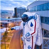 Около СФУ установили огромного надувного космонавта