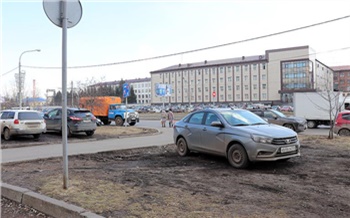 18 любителей парковаться на газонах нашли в Ленинском районе за два часа