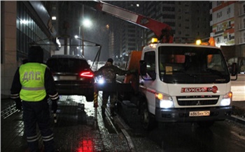 Ночью полиция эвакуировала из красноярских дворов неправильно припаркованные машины