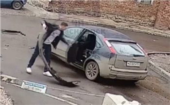 В Красноярске водитель «Форда» вырвал цепь ограждения на дороге, повредил два авто и уехал