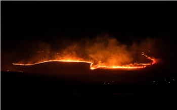 «Горы в огне»: на юге Красноярского края всю ночь тушили угрожавший деревне степной пожар
