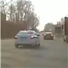 В Канске автохам на Porsche на глазах у полиции обогнал учебную машину по встречке (видео)