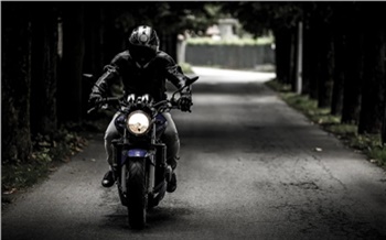 Мотоциклист жестко сбил пенсионерку на «зебре» в Шарыпово
