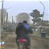 В Назарове пьяный водитель без прав катал ребенка на мопеде и попытался сбежать от полиции (видео)